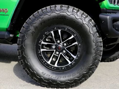 Used 2025 Jeep Wrangler Unlimited Rubicon AWD/4WD image 2