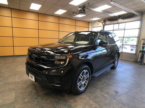 Used 2025 Ford Expedition Active AWD/4WD image 3
