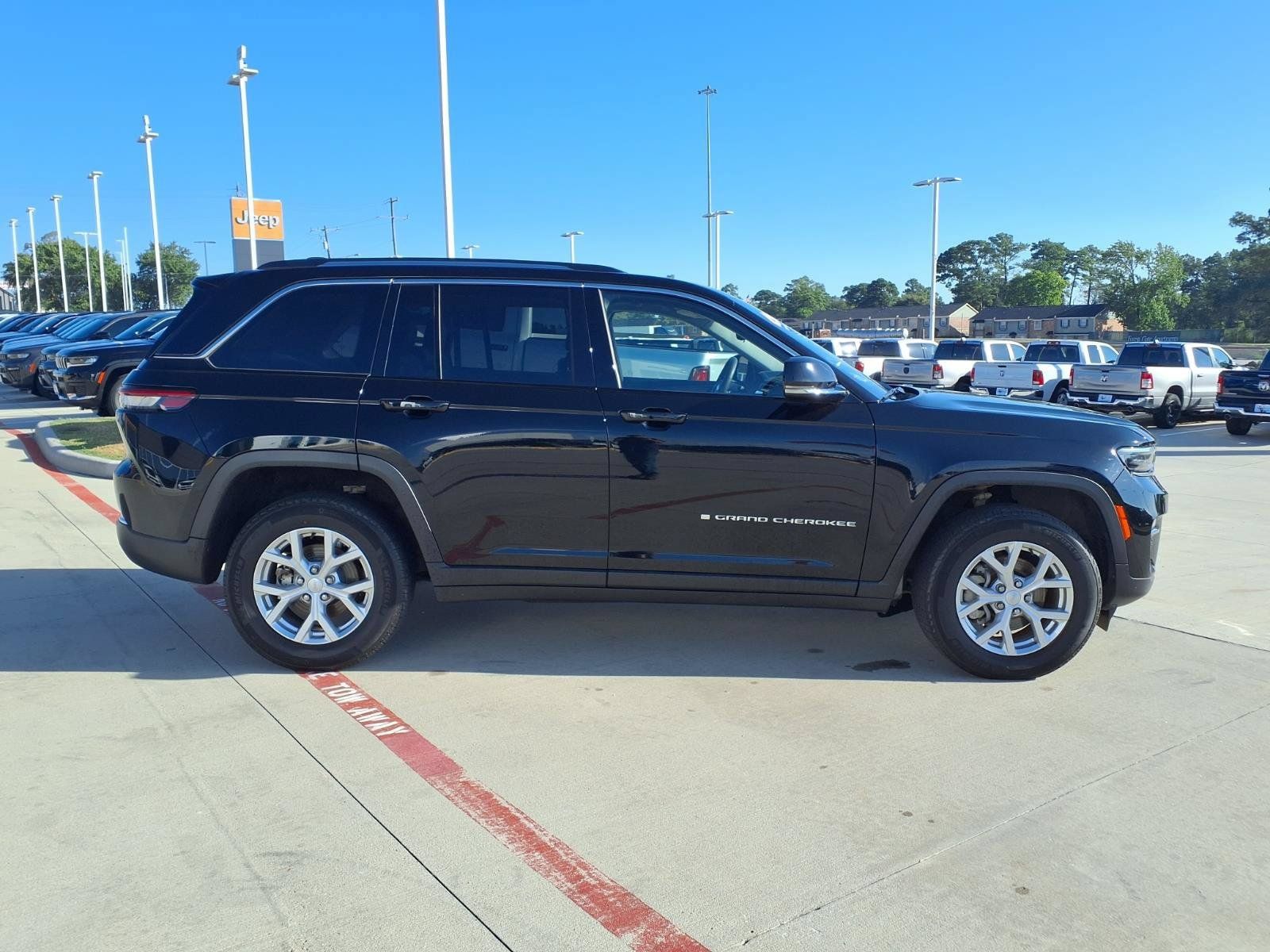 Used 2023 Jeep Grand Cherokee Limited AWD/4WD image 5