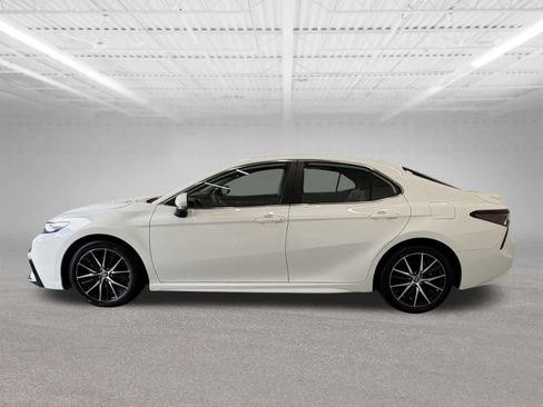 Used 2022 Toyota Camry SE w/ Cold Weather Package AWD/4WD image 2