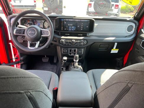 Used 2025 Jeep Wrangler Unlimited Sahara w/ Technology Group AWD/4WD image 15