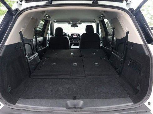 Certified 2025 Nissan Pathfinder SV FWD image 9
