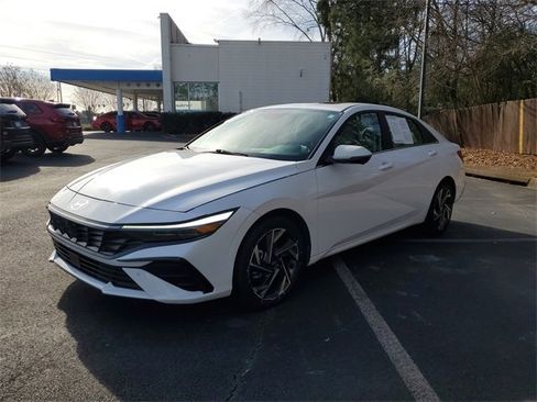 Used 2024 Hyundai Elantra Limited image 3