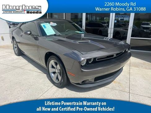 Used 2018 Dodge Challenger SXT RWD image 1