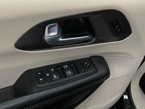 Used 2024 Chrysler Pacifica Touring-L FWD image 26