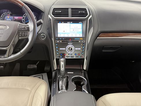 Certified 2018 Ford Explorer Platinum image 12
