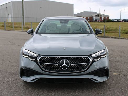 Used 2025 Mercedes-Benz E 350 4MATIC Sedan image 4