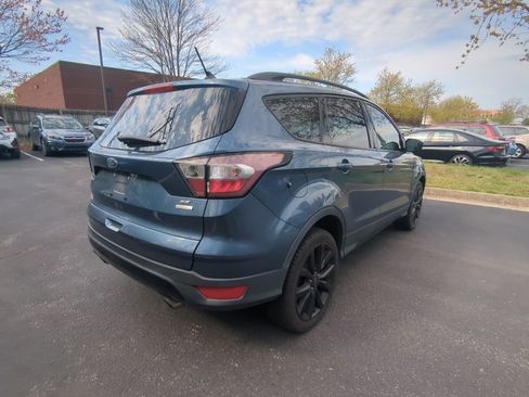 Used 2018 Ford Escape SE w/ SE Sport Appearance Package image 3