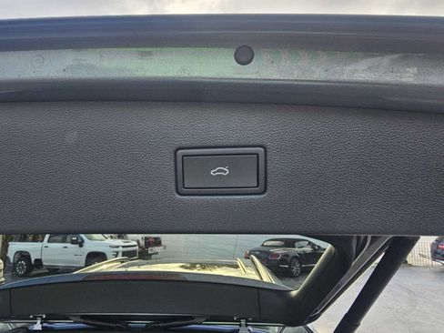 Used 2022 Volkswagen Tiguan SE R-Line image 19