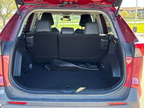 Used 2019 Toyota RAV4 LE image 6