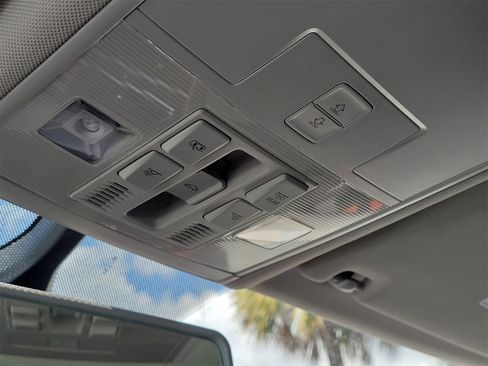 Used 2018 Volkswagen Tiguan SEL image 26