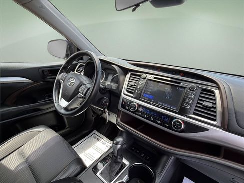 Used 2017 Toyota Highlander Plus w/ Carpet Mat Package AWD/4WD image 14