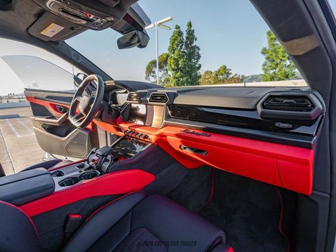 Used 2025 Lamborghini Urus SE AWD/4WD image 35