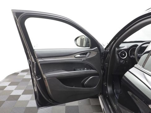 Used 2023 Alfa Romeo Stelvio Ti AWD/4WD image 5