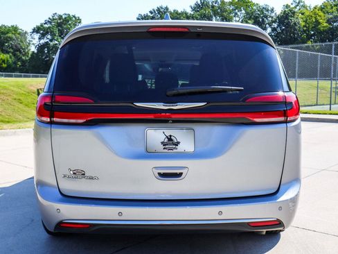 Used 2021 Chrysler Pacifica Touring-L FWD image 19
