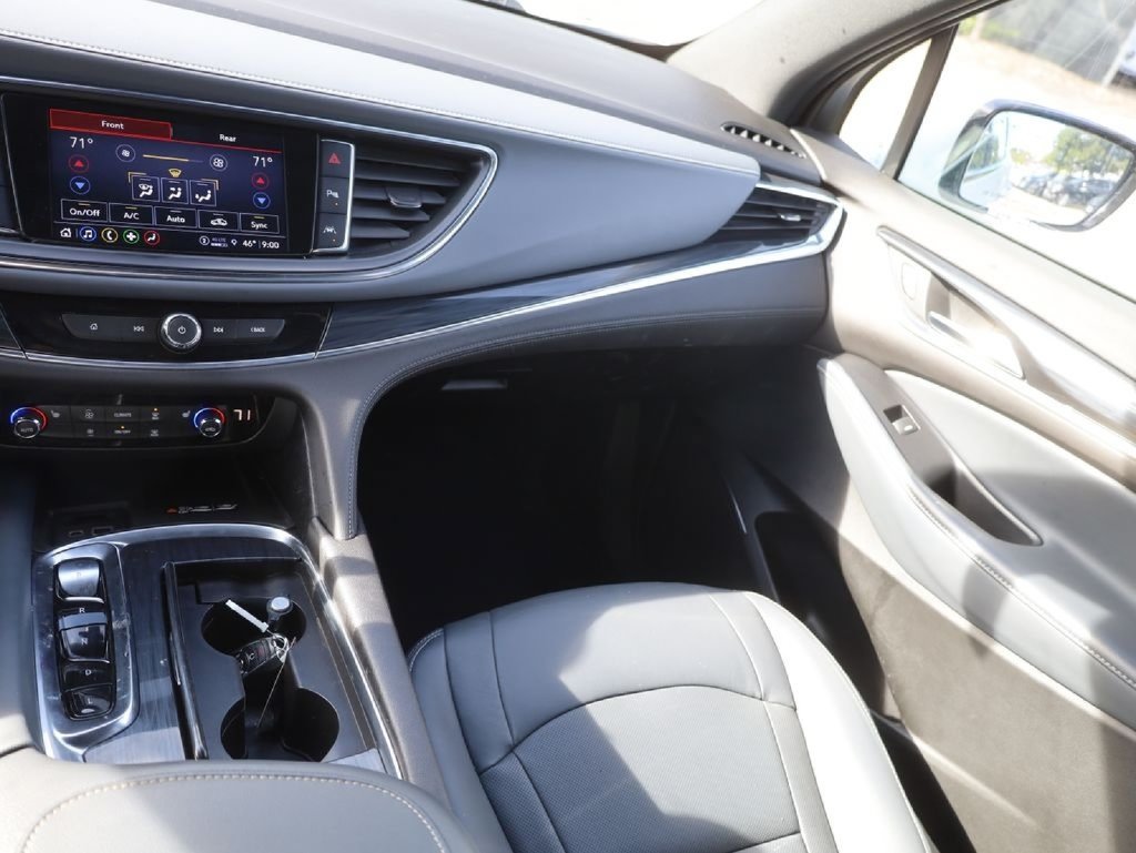 Used 2022 Buick Enclave Essence AWD/4WD image 26