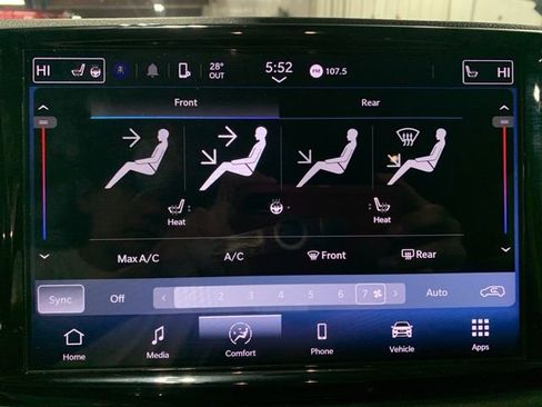 Used 2024 Chrysler Pacifica Touring-L image 11