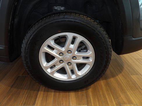 Used 2024 Jeep Grand Cherokee Laredo w/ Luxury Tech Group I AWD/4WD image 9
