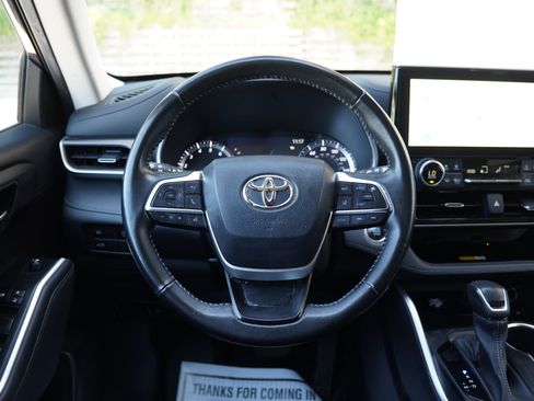 Used 2023 Toyota Highlander XLE AWD/4WD image 16