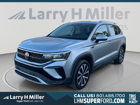 Used 2022 Volkswagen Taos SE FWD image 1