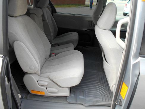 Used 2011 Toyota Sienna LE w/ Towing Pkg FWD image 20