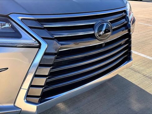 Used 2020 Lexus LX 570 4WD w/ Luxury Package image 29