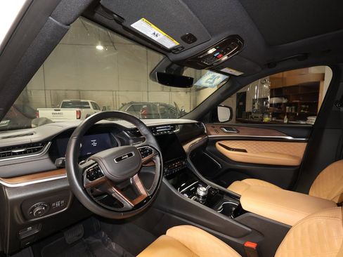Used 2025 Jeep Grand Cherokee L Summit w/ Luxury Tech Group V AWD/4WD image 9