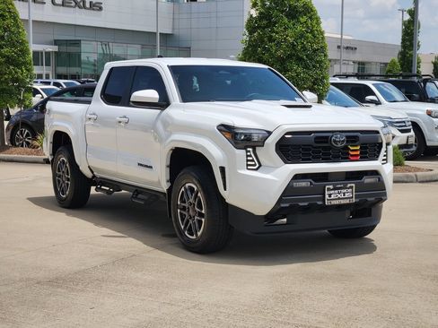 Used 2024 Toyota Tacoma TRD Sport AWD/4WD image 3