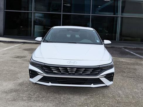 Used 2024 Hyundai Elantra SEL w/ Convenience Package image 3