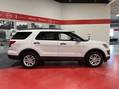 Used 2017 Ford Explorer 4WD image 2