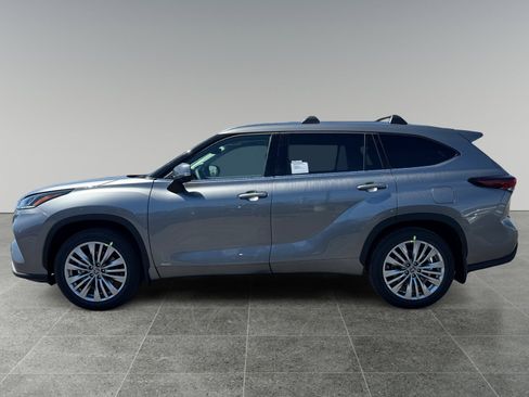 New 2026 Toyota Highlander Platinum AWD/4WD image 3