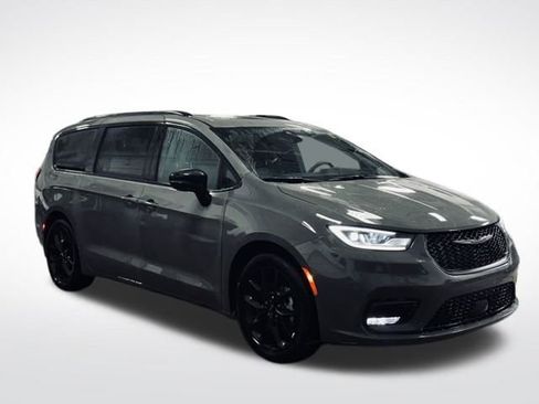 Certified 2025 Chrysler Pacifica Limited image 5