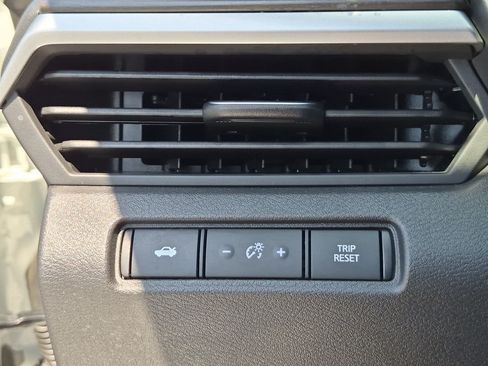 Used 2025 Nissan Altima 2.5 SV FWD image 17