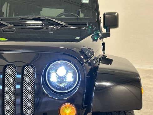 Used 2015 Jeep Wrangler Unlimited Sahara w/ Connectivity Group AWD/4WD image 10