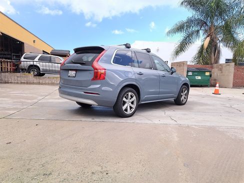Used 2022 Volvo XC90 T5 Momentum image 3
