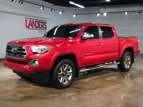 Used 2017 Toyota Tacoma Limited image 3
