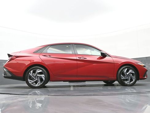 Certified 2025 Hyundai Elantra Sport image 39