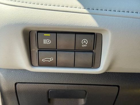 Used 2025 Toyota Highlander XLE AWD/4WD image 32