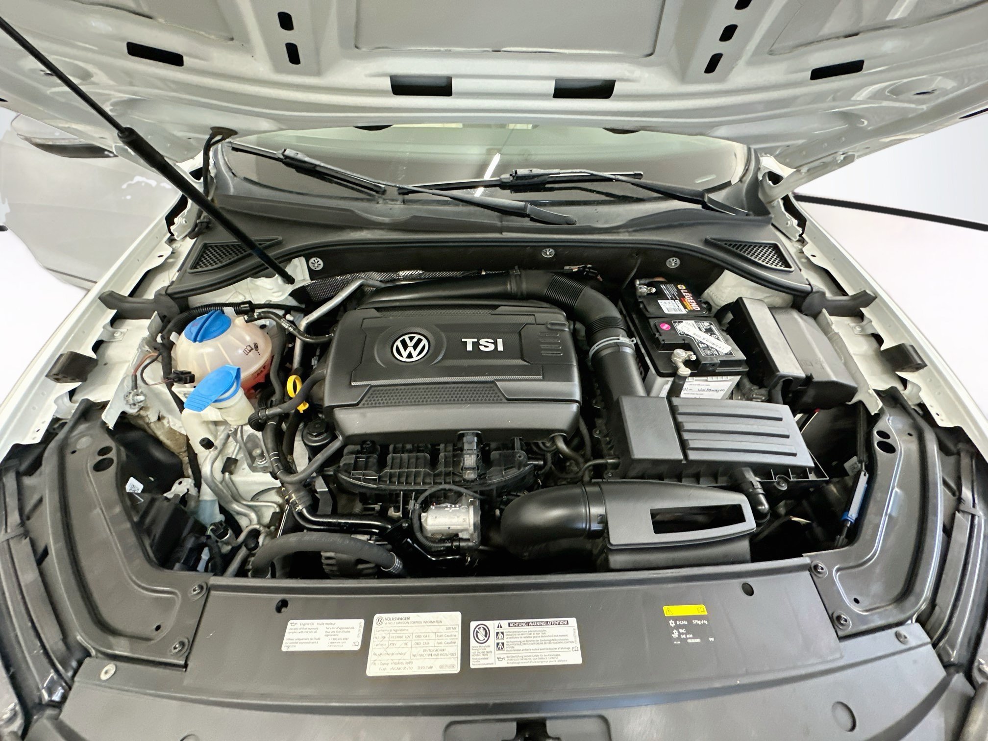 Used 2017 Volkswagen Passat 1.8T R-Line w/ R-Line Lighting Package FWD image 33