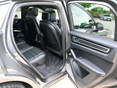 Used 2021 Porsche Cayenne Turbo AWD/4WD image 49