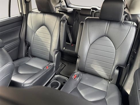 Used 2022 Toyota Highlander XLE image 13