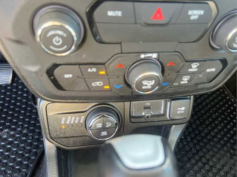 Used 2018 Jeep Renegade Trailhawk w/ UConnect 8.4 Nav Group image 22