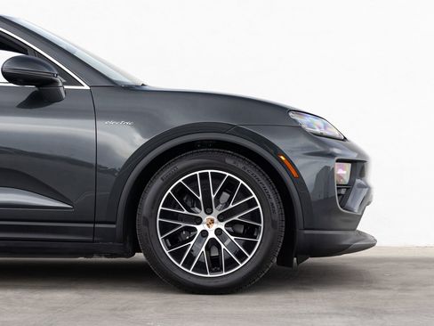 Certified 2025 Porsche Macan Electric image 11