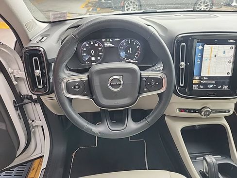 Used 2021 Volvo XC40 T5 Momentum w/ Premium Package AWD/4WD image 4