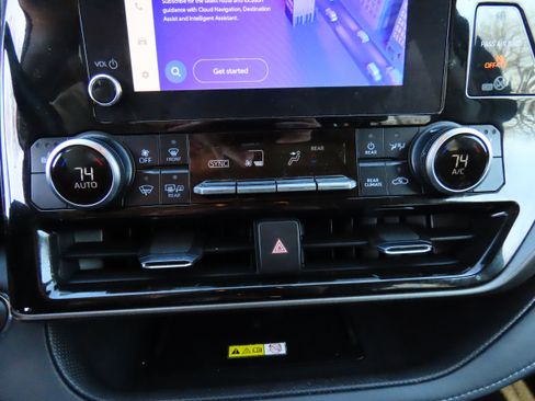 Used 2023 Toyota Highlander XLE image 25