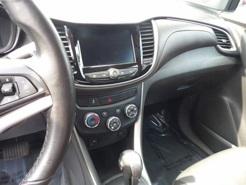 Used 2020 Chevrolet Trax LT w/ LT Convenience Package FWD image 7