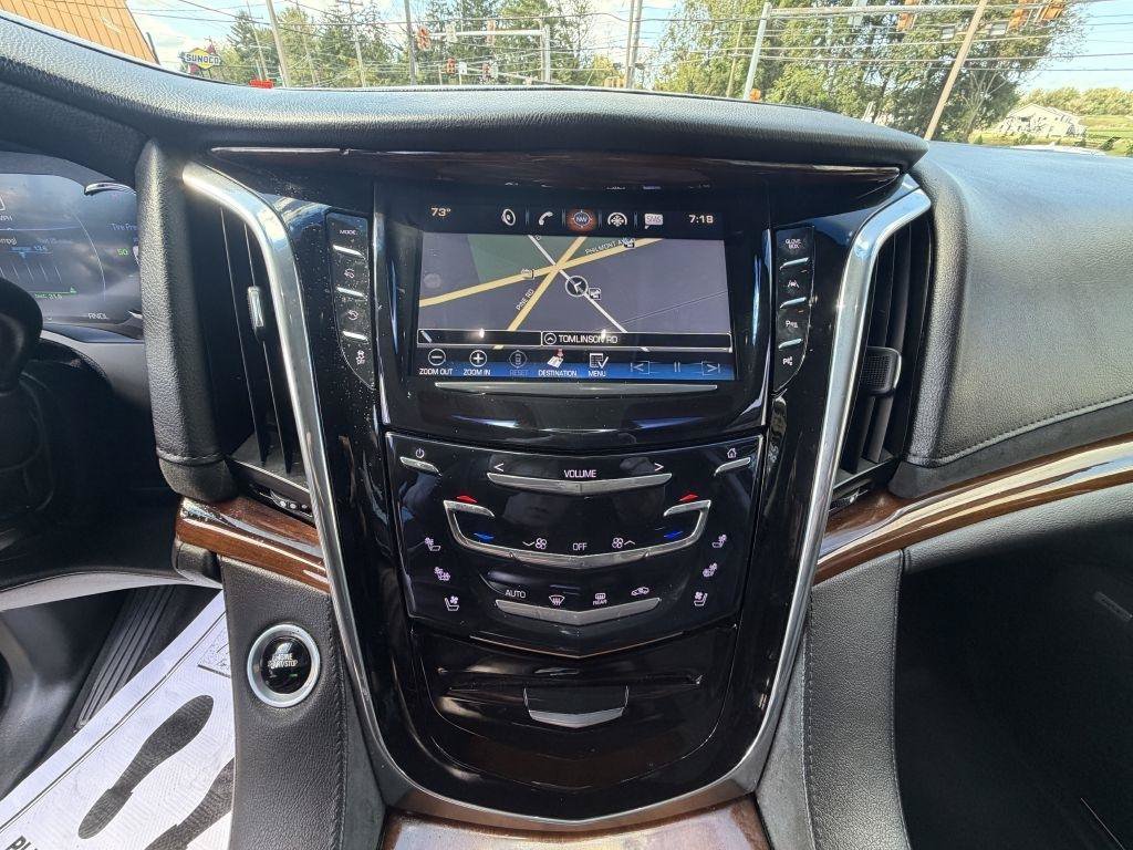 Used 2017 Cadillac Escalade Luxury AWD/4WD image 27
