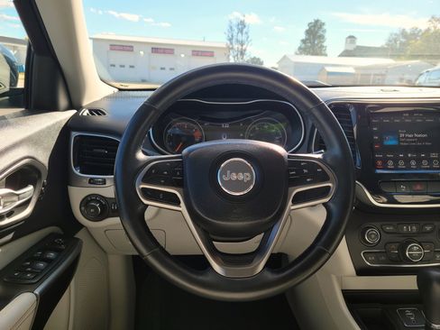 Used 2019 Jeep Cherokee Limited image 10