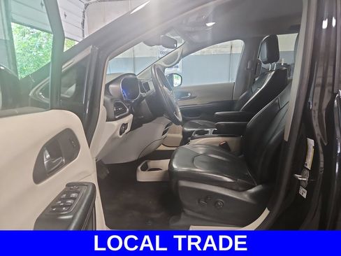 Used 2022 Chrysler Pacifica Touring-L FWD image 17