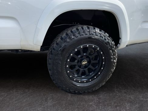 Used 2022 Toyota Tacoma SR5 AWD/4WD image 9